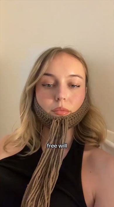 美しい女性が茶色の毛糸で編んだ度肝を抜かれるニット作品