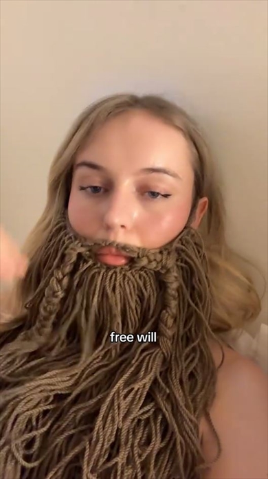 美しい女性が茶色の毛糸で編んだ度肝を抜かれるニット作品