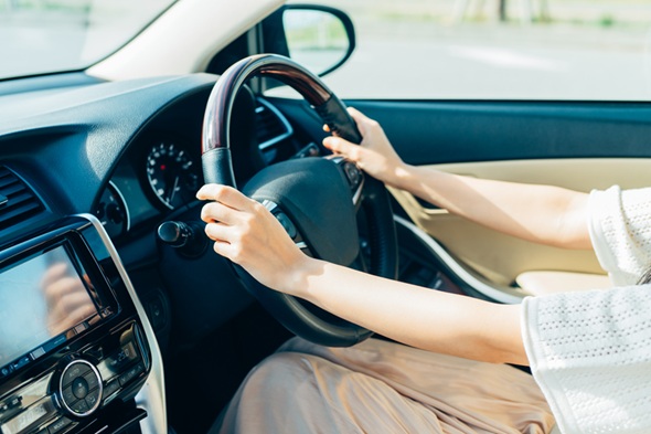 自動車を運転している女性の写真
