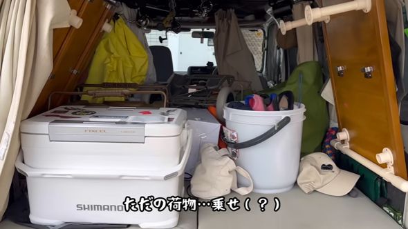 雑多に物が置かれている車の荷室