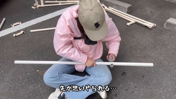 悪戦苦闘しながらパイプを切る