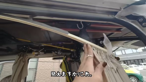 外れたカーテンの枠を付け直す