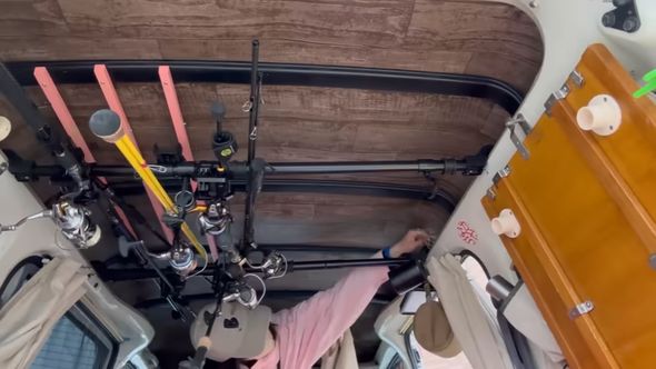 天井のバーを固定