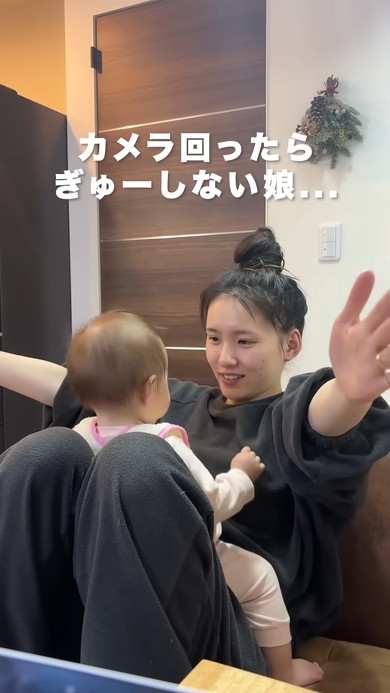 座るママと向き合って乗る赤ちゃん