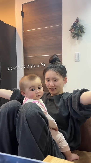 座るママと向き合って乗る赤ちゃん