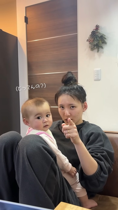 座るママと向き合って乗る赤ちゃん