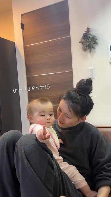 座るママと向き合って乗る赤ちゃん