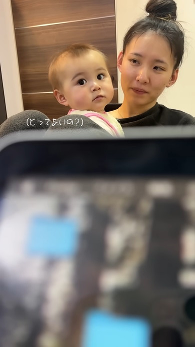 座るママと向き合って乗る赤ちゃん