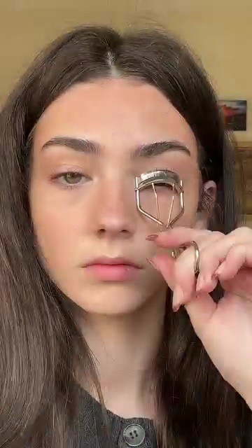 コーラルのチークを入れるelizaさん