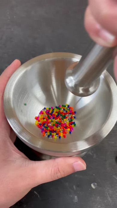 すり鉢でつぶそうとするくらひとさん