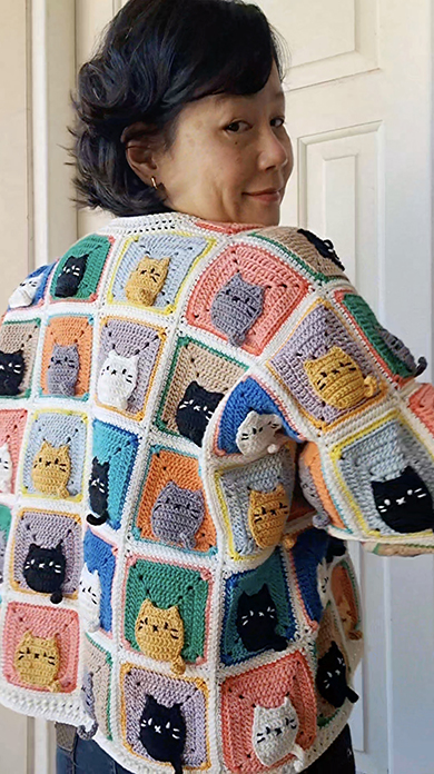 “82匹の猫”をつなげたモチーフ編みカーディガン