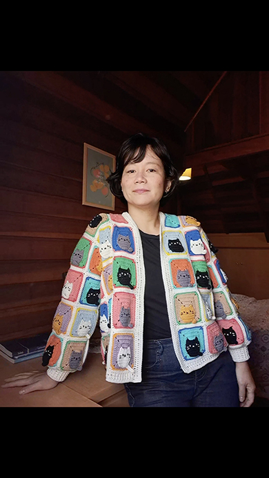 “82匹の猫”をつなげたモチーフ編みカーディガン