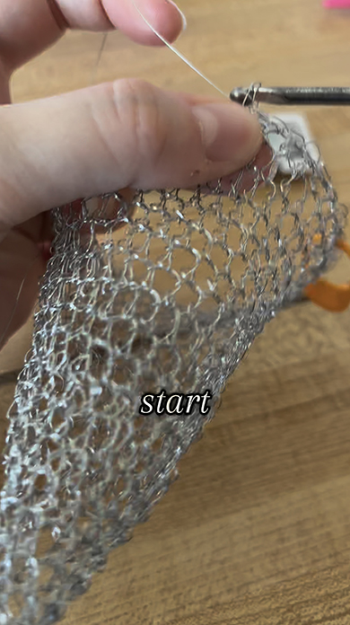 銀のワイヤーをかぎ針編みで編んだら……