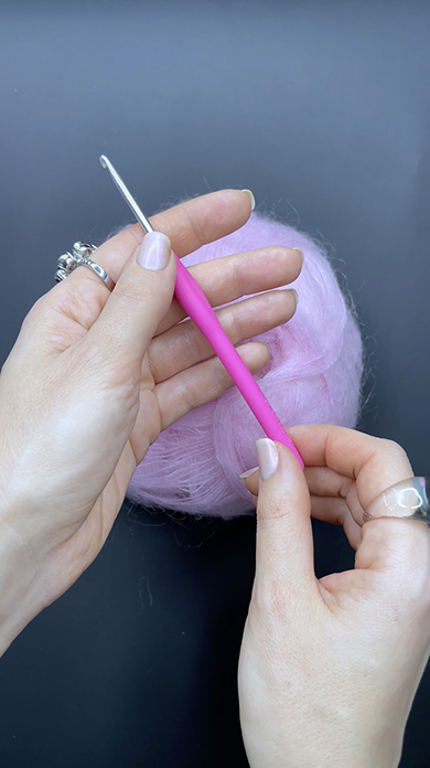 極細モヘア糸で編んだふんわりセーター