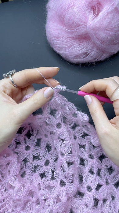 極細モヘア糸で編んだふんわりセーター