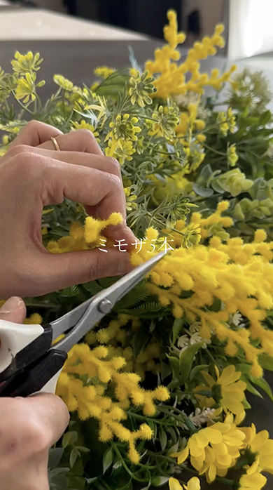 ダイソーの造花で作ったミモザのリース