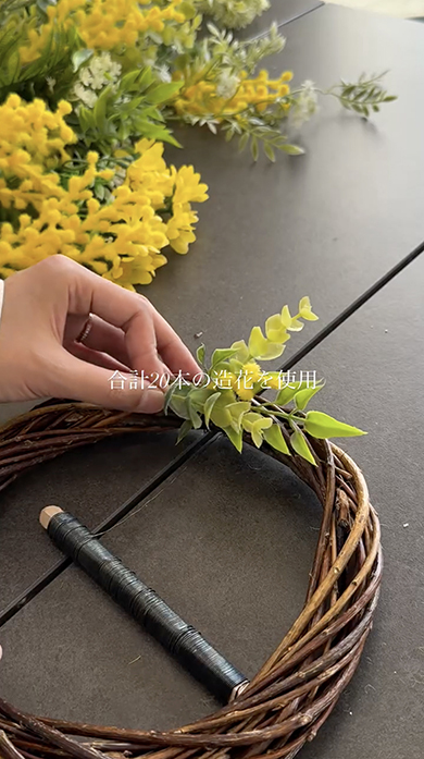 ダイソーの造花で作ったミモザのリース