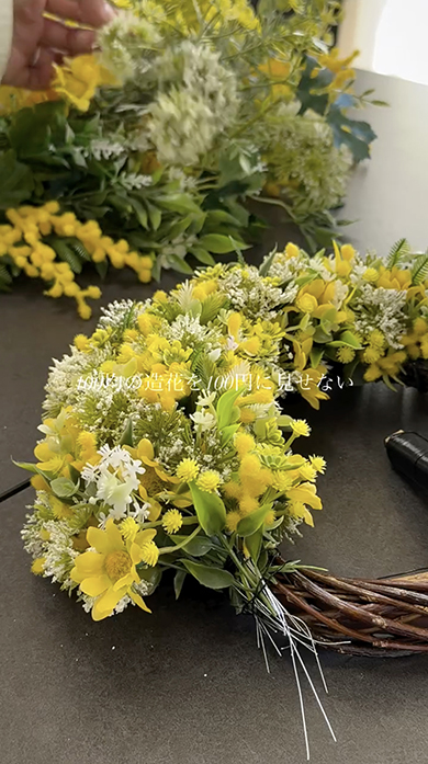 ダイソーの造花で作ったミモザのリース