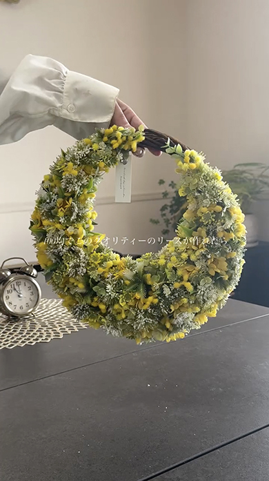 ダイソーの造花で作ったミモザのリース