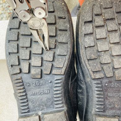 安全靴の底に突き刺さっていたクギを引き抜く