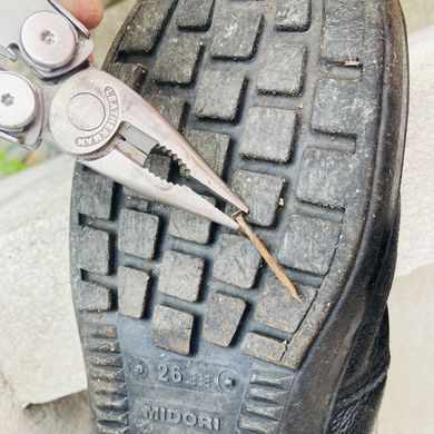 突き刺さっていた非常に長いクギ