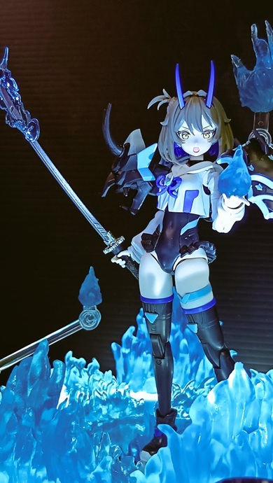 戦闘エフェクトを置いたLED付ミラーに乗せたフィギュア