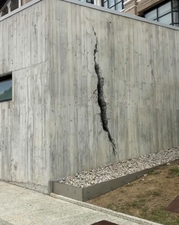 病院 壁画 亀裂 アート Pejac アーティスト 作品