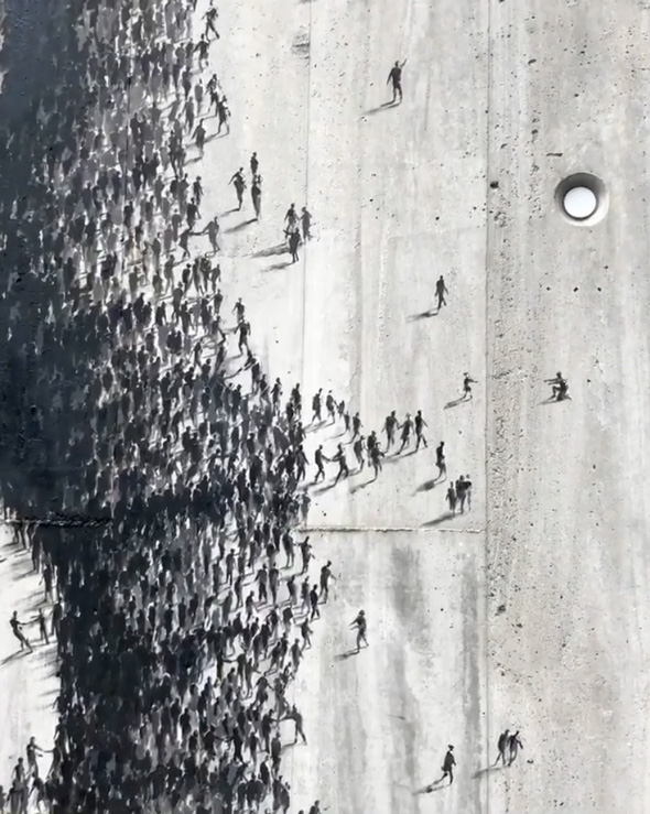 病院 壁画 亀裂 アート Pejac アーティスト 作品