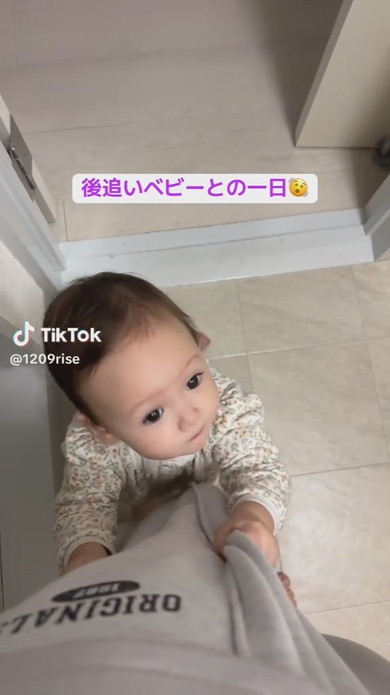 後追いする赤ちゃん