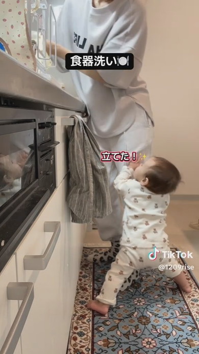 後追いする赤ちゃん