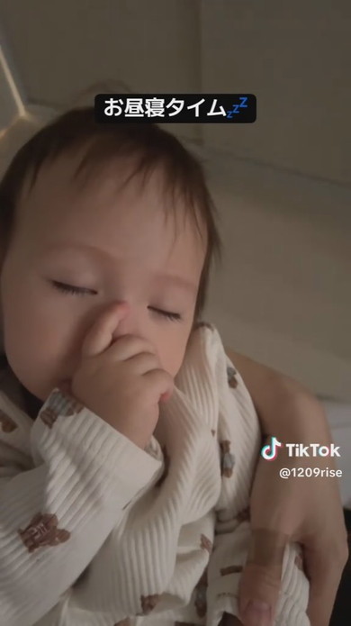 後追いする赤ちゃん