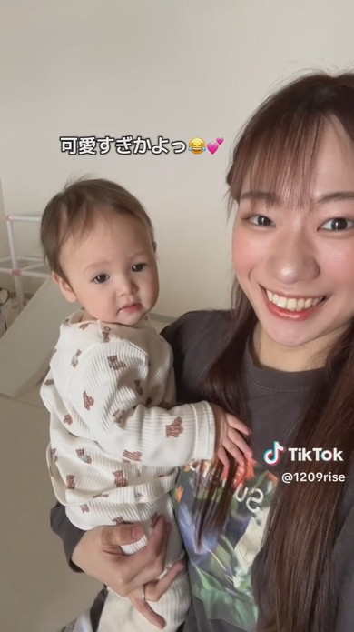 後追いする赤ちゃん