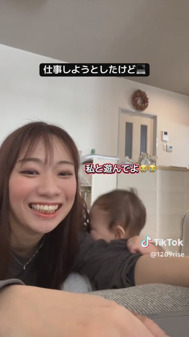 後追いする赤ちゃん