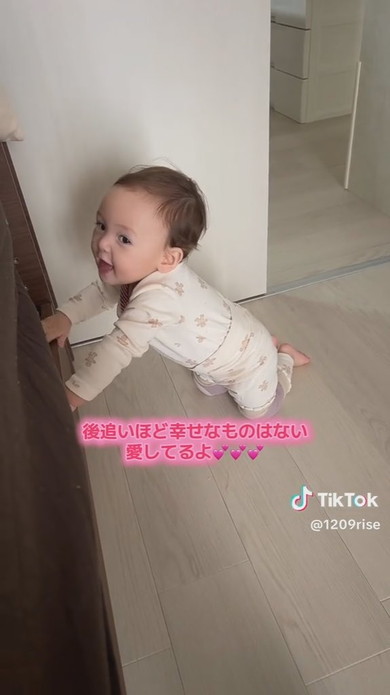 後追いする赤ちゃん