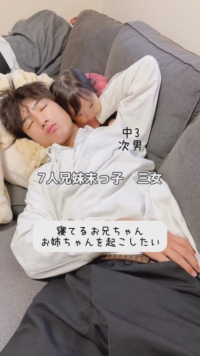 お兄ちゃんを起こす赤ちゃん