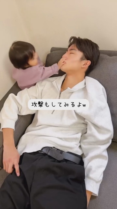 お兄ちゃんを起こす赤ちゃん