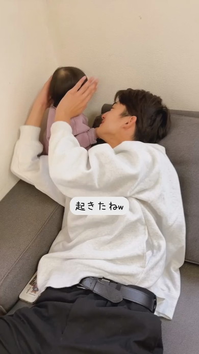 お兄ちゃんを起こす赤ちゃん