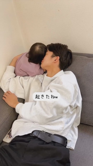 お兄ちゃんを起こす赤ちゃん