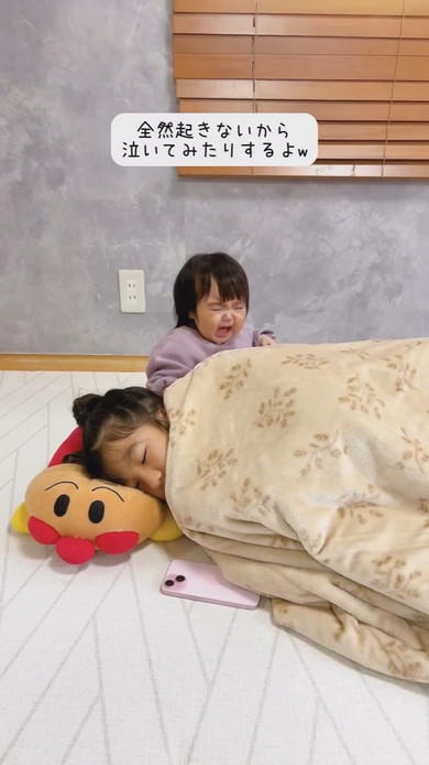 お姉ちゃんを起こす赤ちゃん