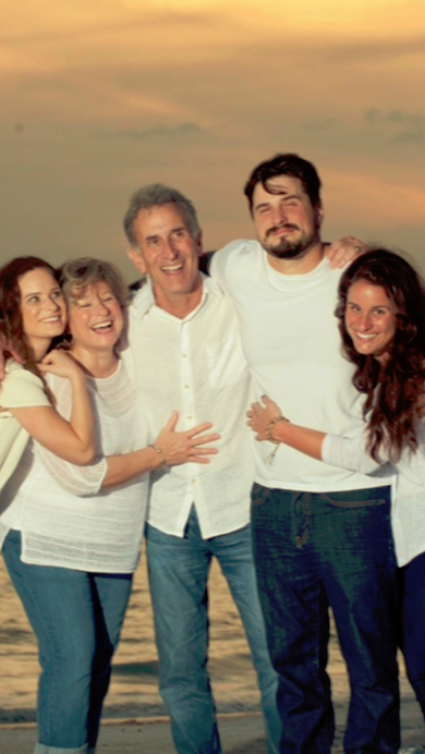 5人で肩を組んだ家族写真