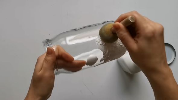 空き瓶にアクリル塗料を塗ってリメイク