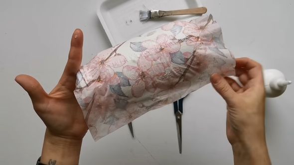 空き瓶に貼り付けたペーパーナプキン