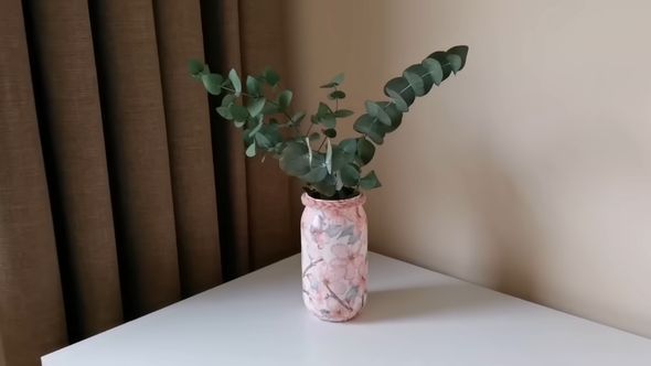 リメイクした空き瓶に入れて植物を飾る様子