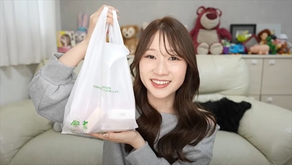 すっぴんから話題のコンビニコスメでメイクしたら……