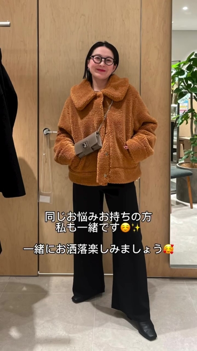 パンツスタイルの女性