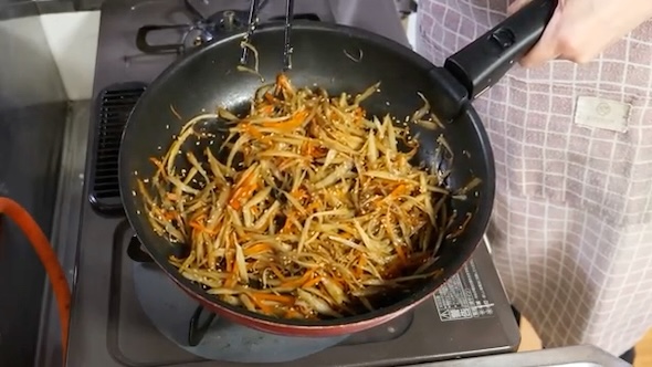 フライパンで炒めたきんぴらごぼう