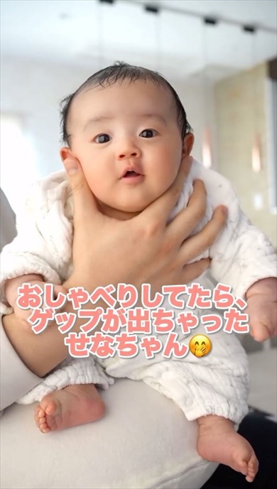 おしゃべりしてたらげっぷがでちゃった赤ちゃん