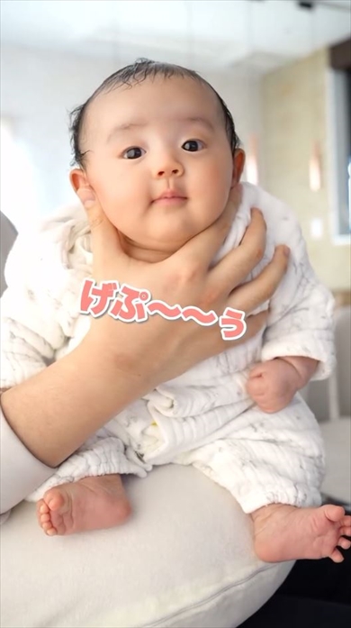 おしゃべりしてたらげっぷがでちゃった赤ちゃん