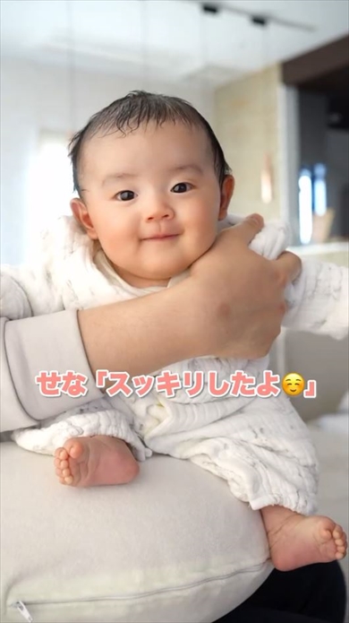 おしゃべりしてたらげっぷがでちゃった赤ちゃん