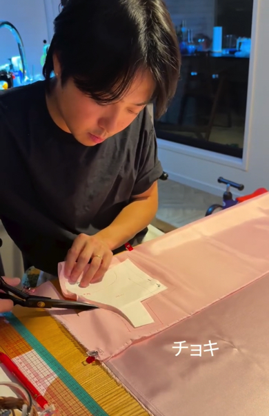 娘ちゃんが寝た後、ドレス作り開始です